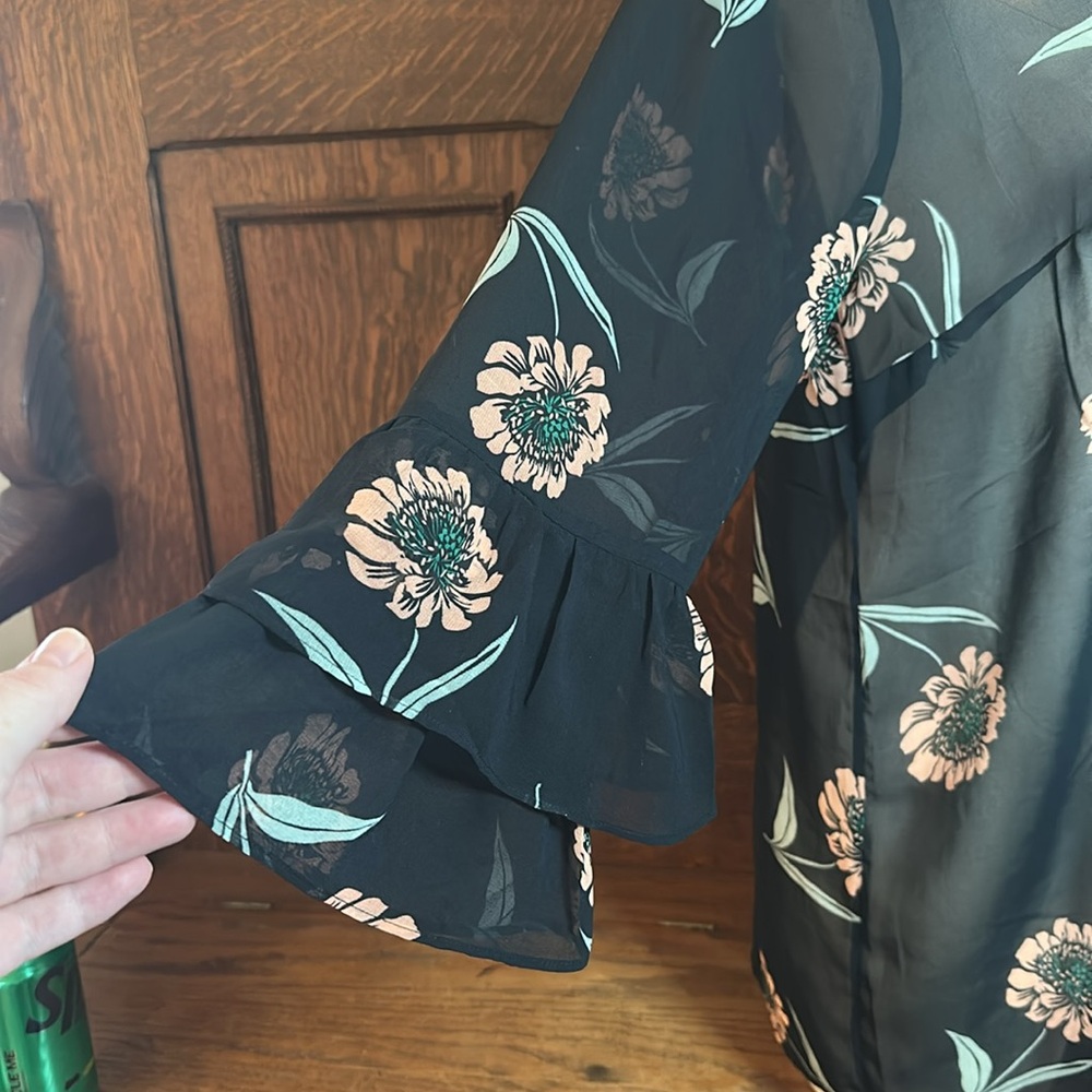 Cabi Sheer Floral Boho Ruffle Sleeve button front Blouse- Size Medium - Picture 2 of 5